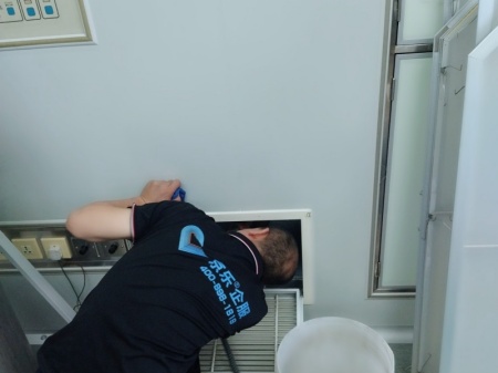 中(zhōng)央空调清洗麻烦吗 需要请专业人员吗